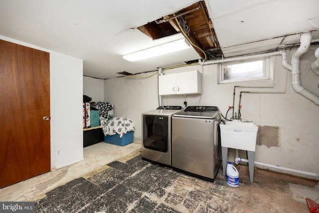 laundry room with cabinets and independent washer and dryer