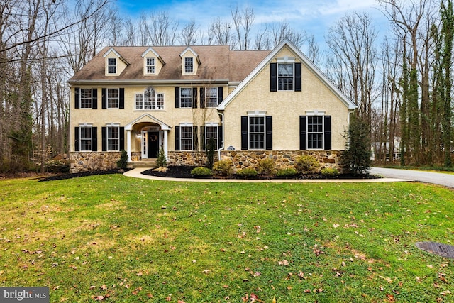 view of front facade with a front lawn