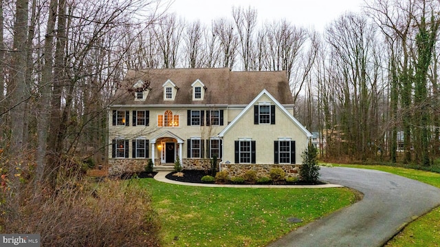 view of front of property featuring a front lawn