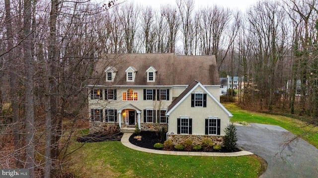 view of front of home featuring a front yard