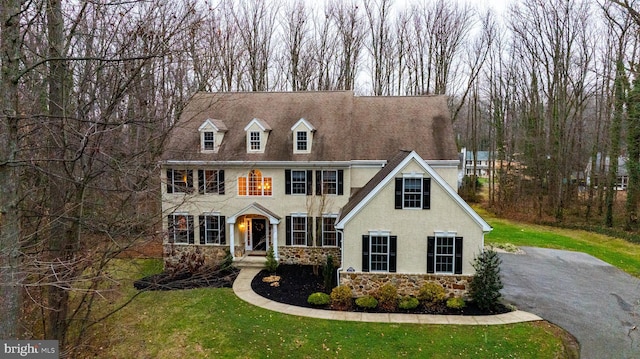 view of front of home featuring a front yard