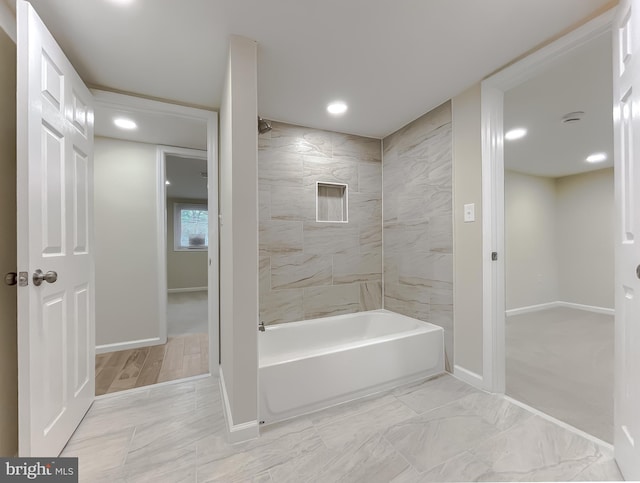 bathroom with tiled shower / bath