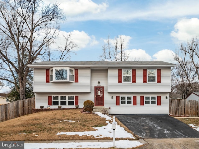 split foyer home featuring a front yard