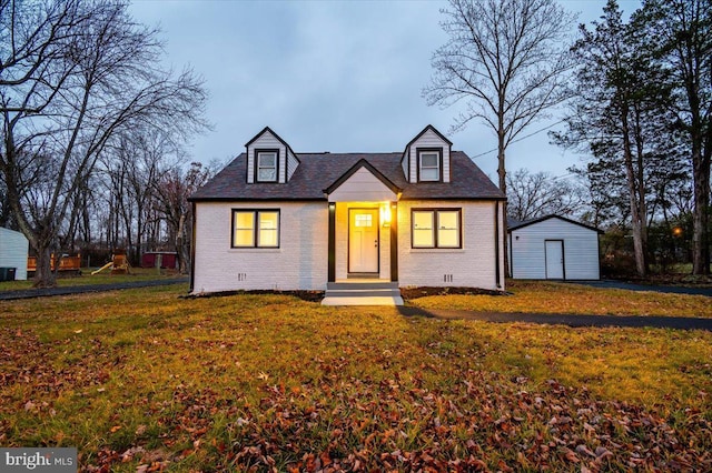 view of front of house featuring a shed and a front yard