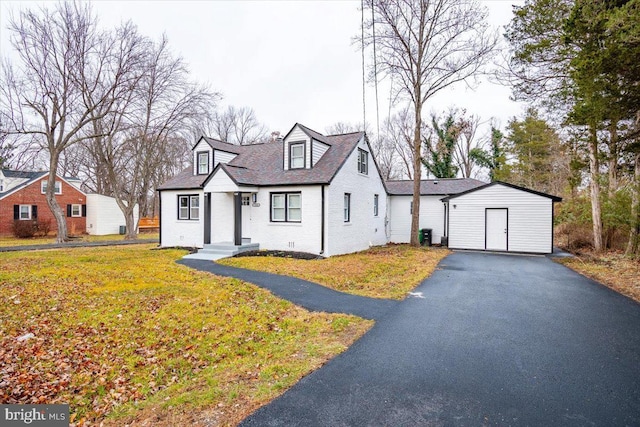 view of front of property featuring a front lawn