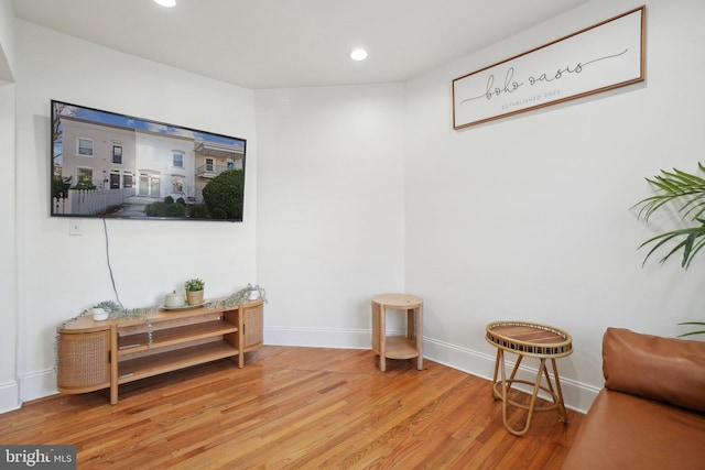 living area with light wood finished floors, recessed lighting, and baseboards