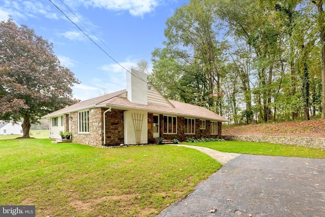 view of front of house featuring a front yard