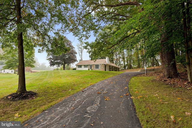 view of front facade featuring a front lawn