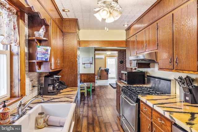 kitchen featuring ceiling fan, sink, dark hardwood / wood-style flooring, a wall mounted AC, and high end range