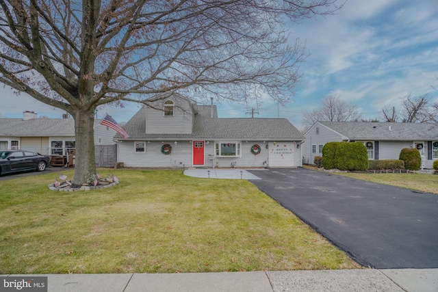 view of front of home featuring a front yard