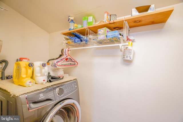 clothes washing area with washer / clothes dryer