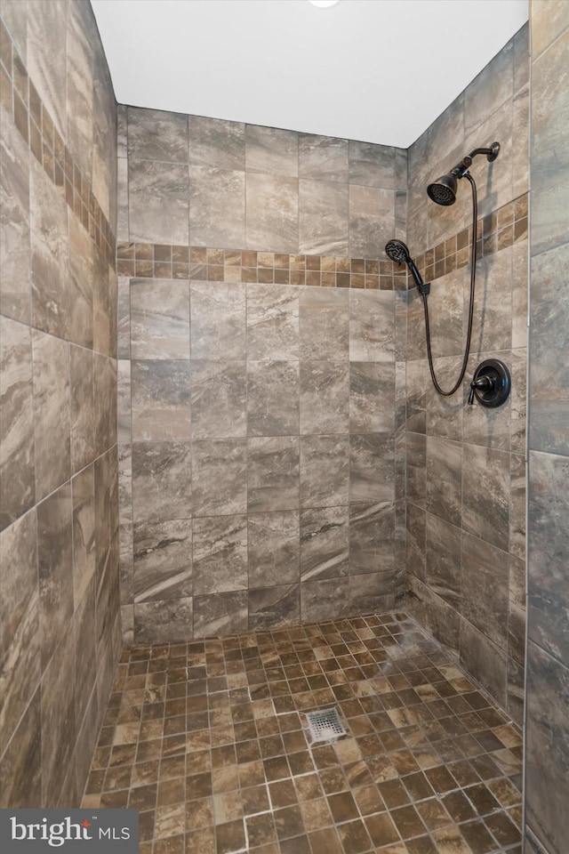 bathroom featuring tiled shower