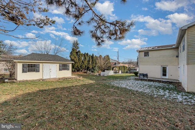 view of yard with an outdoor structure