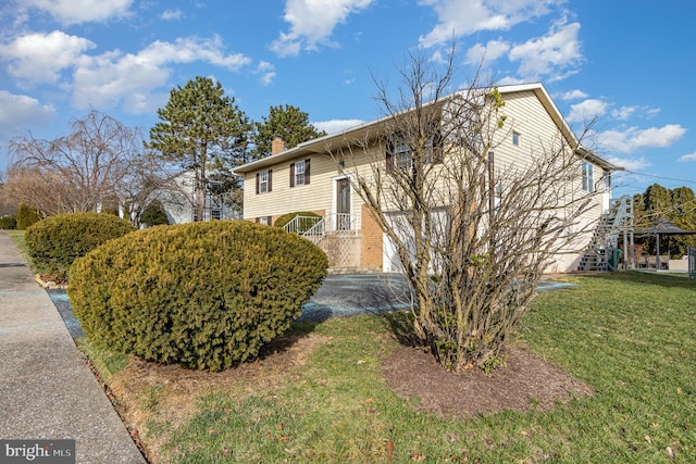 view of front of property featuring a front lawn