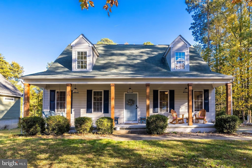 view of front facade featuring a front yard