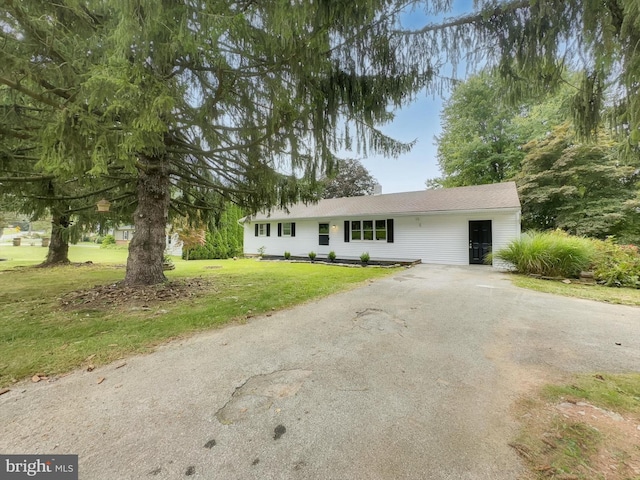 single story home with a front lawn