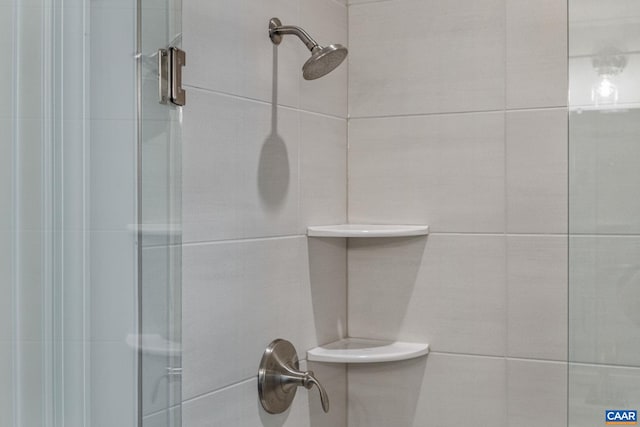 bathroom featuring tiled shower