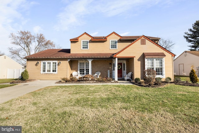 view of front of home featuring a front yard