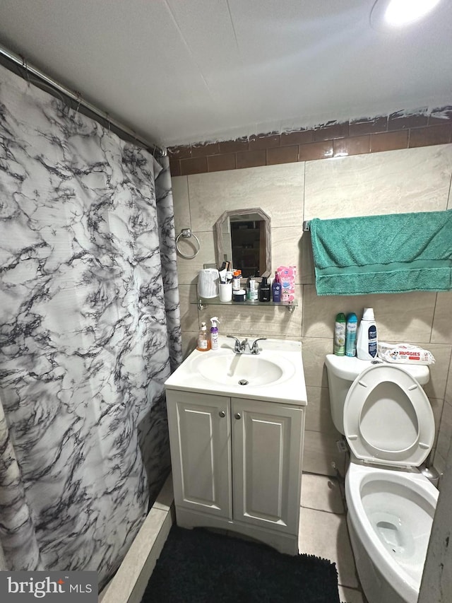 bathroom featuring toilet, a shower with curtain, tile patterned floors, and vanity