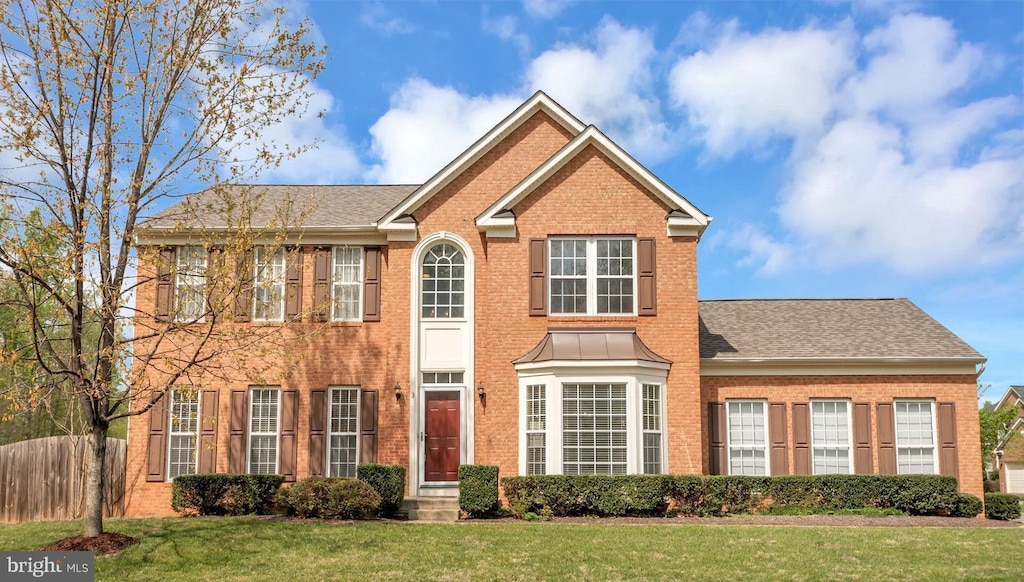 view of front of property featuring a front yard