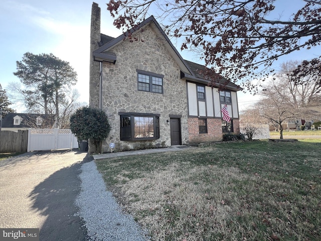 view of front of house featuring a front lawn