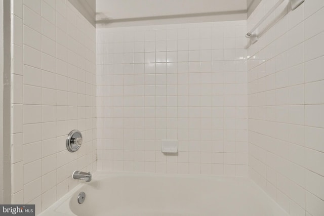 bathroom featuring tiled shower / bath combo