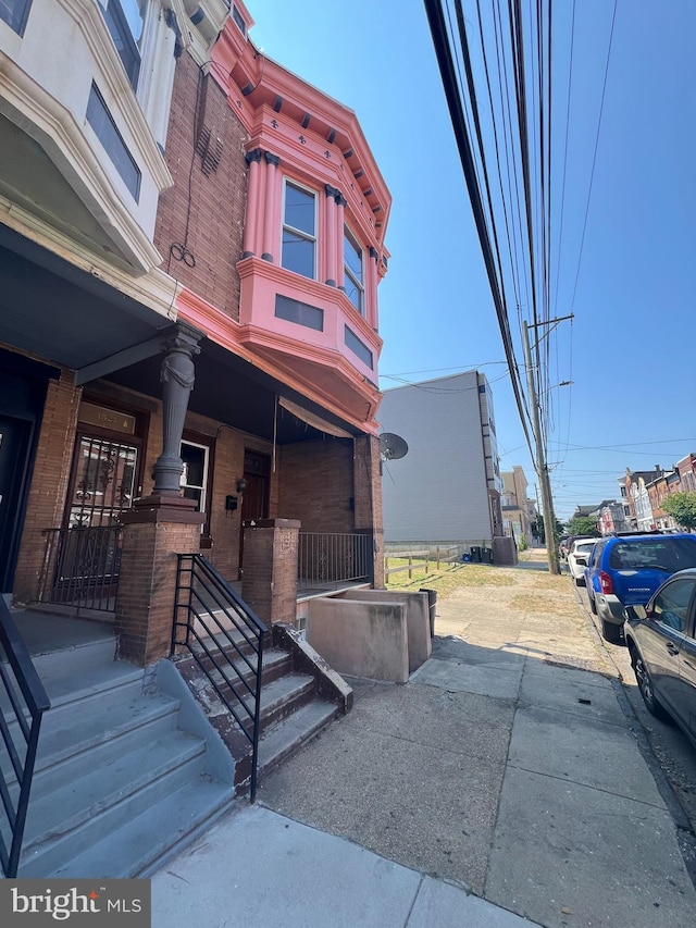 view of front of property featuring covered porch