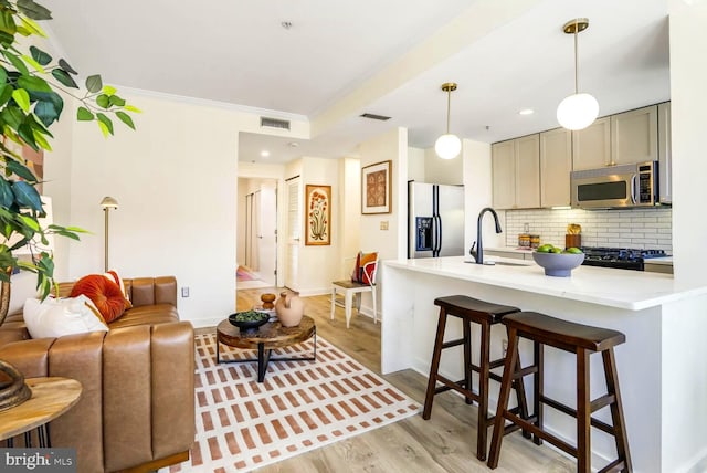 living room with light wood-style floors, baseboards, visible vents, and ornamental molding