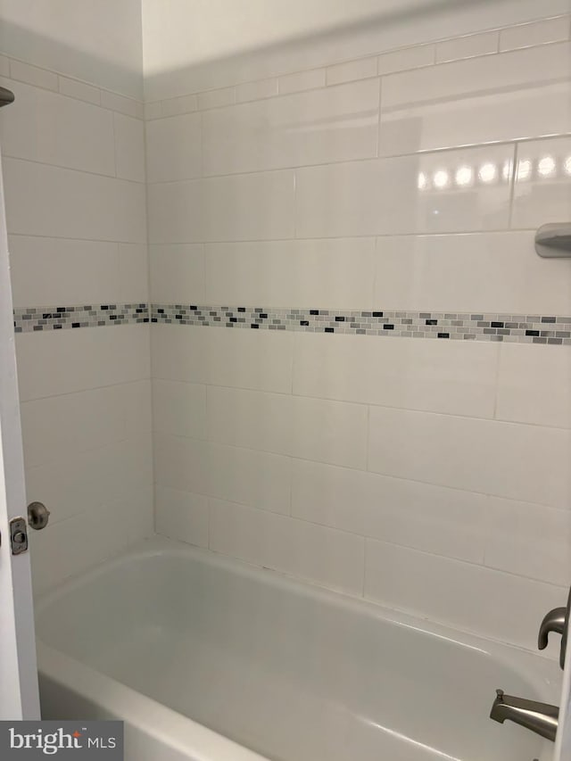 bathroom featuring tiled shower / bath