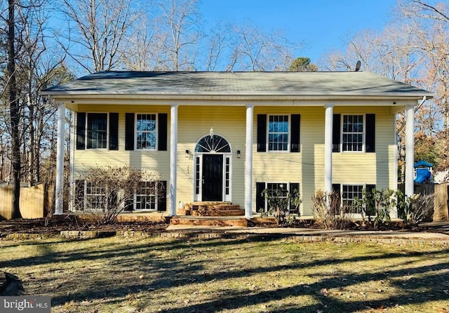 bi-level home featuring a front lawn