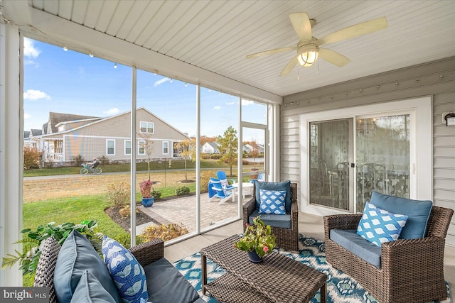 sunroom with ceiling fan