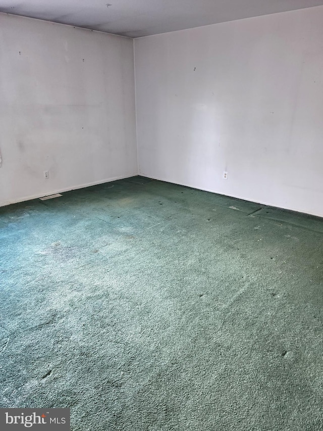 unfurnished room featuring carpet flooring