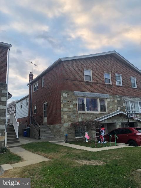 view of side of property with a lawn