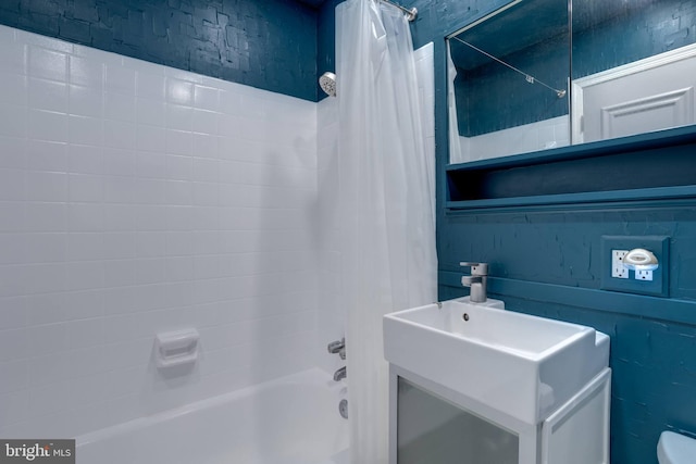 bathroom with shower / bath combo