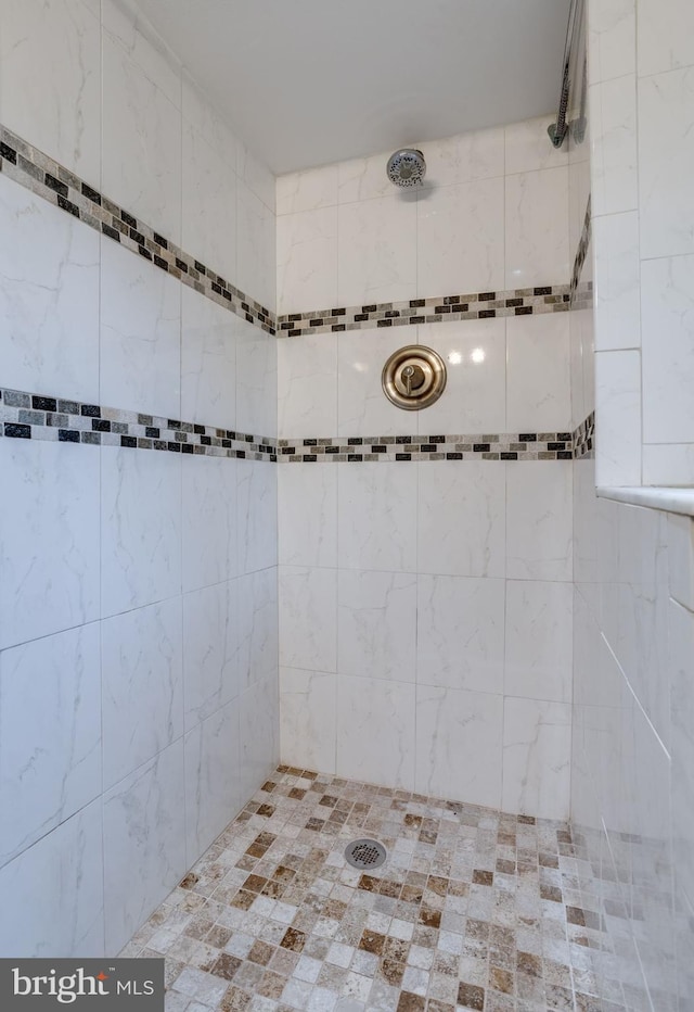 bathroom featuring tiled shower