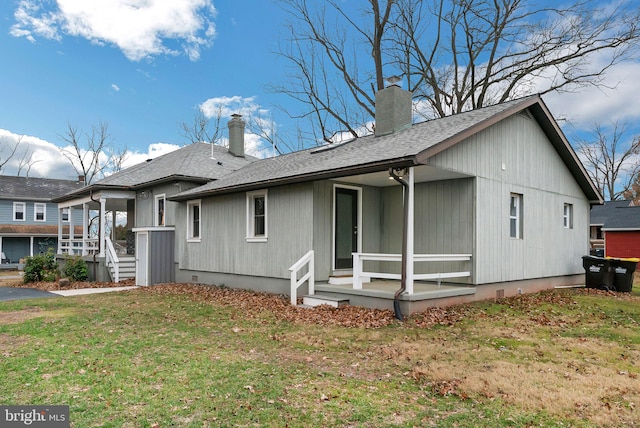 view of front of house with a front lawn