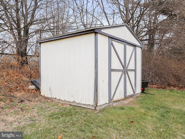 view of outdoor structure featuring a yard