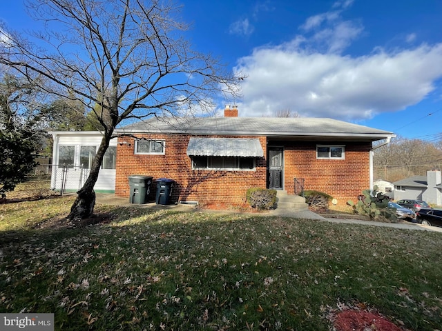 view of front facade with a front yard