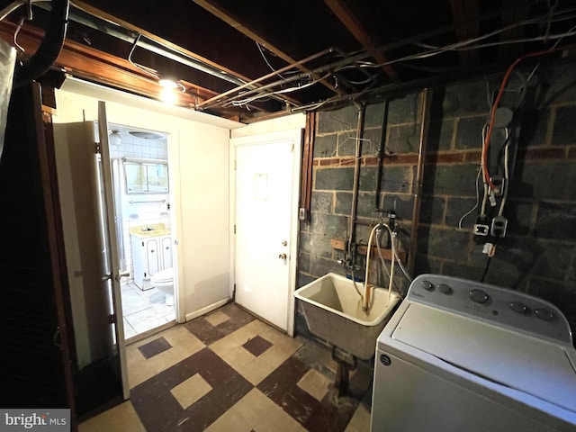 laundry room with washer / dryer and sink