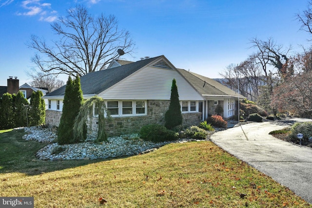 view of front of home featuring a front lawn