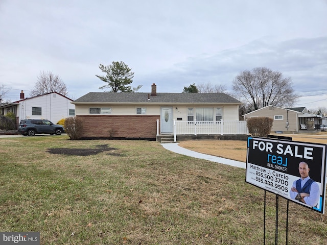 single story home with a front lawn