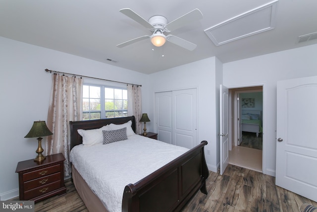 bedroom featuring dark hardwood / wood-style flooring, ceiling fan, and a closet