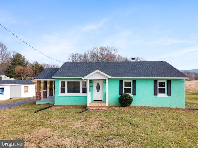 single story home featuring a front yard