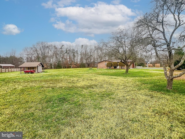 view of yard with an outbuilding