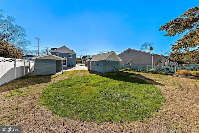 view of yard featuring a storage unit