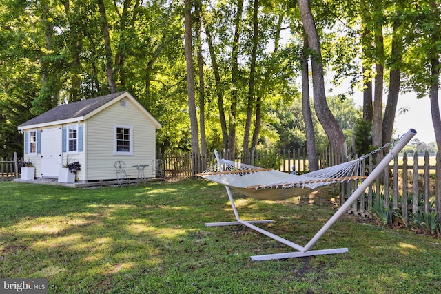 view of yard with a storage shed