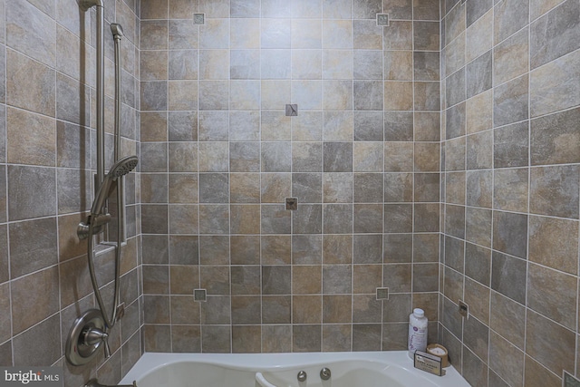 bathroom with tiled shower / bath combo