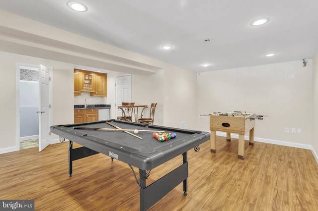 recreation room featuring billiards, sink, and light hardwood / wood-style floors