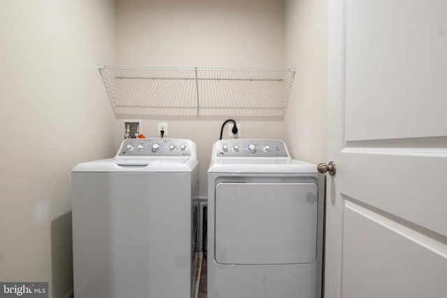 clothes washing area featuring washing machine and dryer