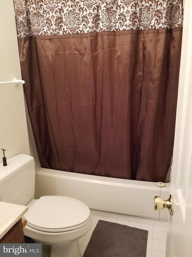 full bathroom featuring tile patterned floors, vanity, shower / bath combo, and toilet